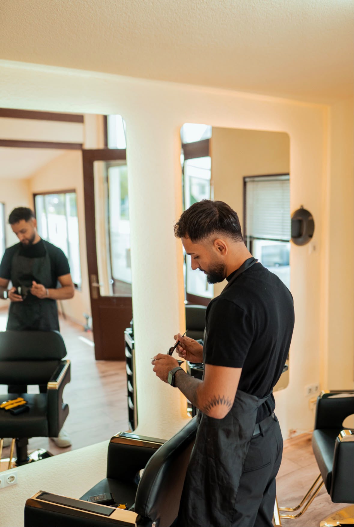 Hozan bereitet seinen Arbeitsplatz im Salon vor